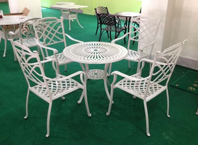 4-Seater White Cast Aluminum Round Patio Bistro Dining Set with Umbrella Hole