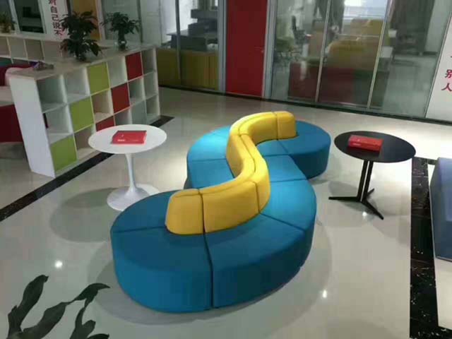 S-Shaped Modular Office Lounge Seating with Side Tables