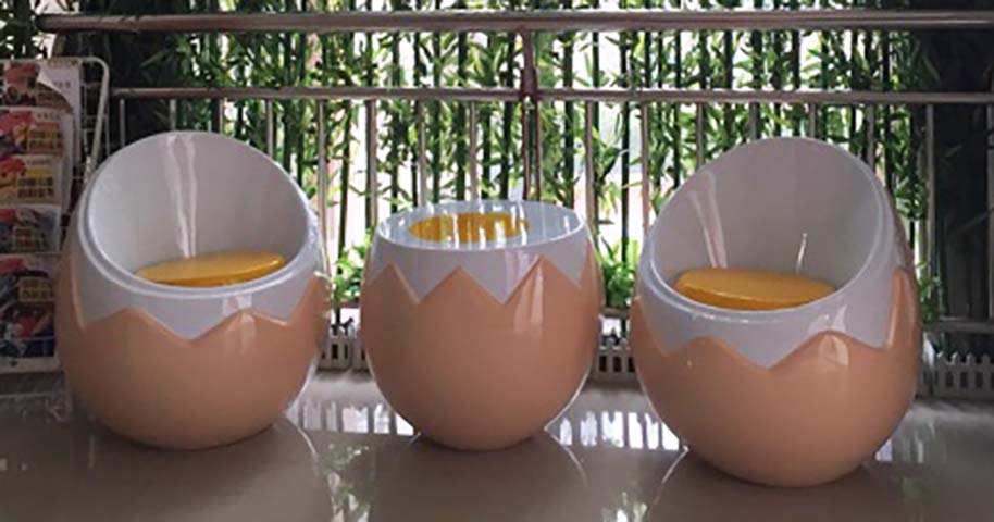 Eggshell-shaped children's novelty seating set (1 table + 2 chairs)