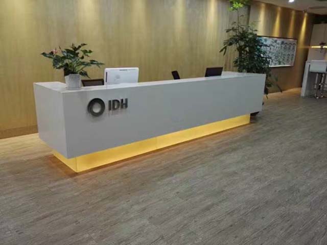 Linear High-Gloss Light Gray Office Lobby Reception Desk with LED Plinth Lighting