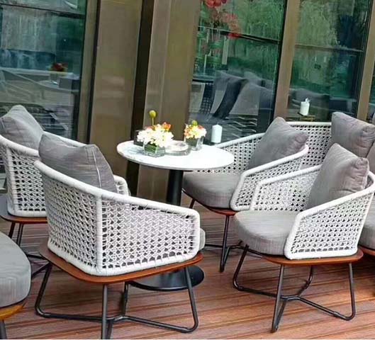 5-Piece Round Outdoor Patio Conversation Set with Woven Chairs