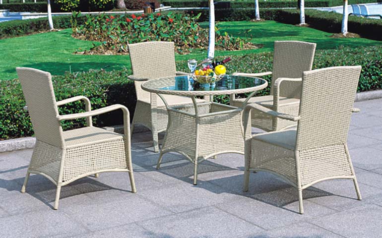 4-Seat Beige Wicker Round Glass-Top Patio Dining Set